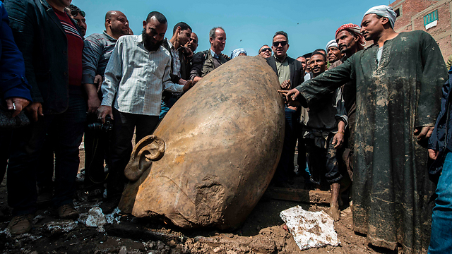 בסוף מצאו גם את האוזן. הפסל שהתגלה בקהיר (צילום: AFP) (צילום: AFP)
