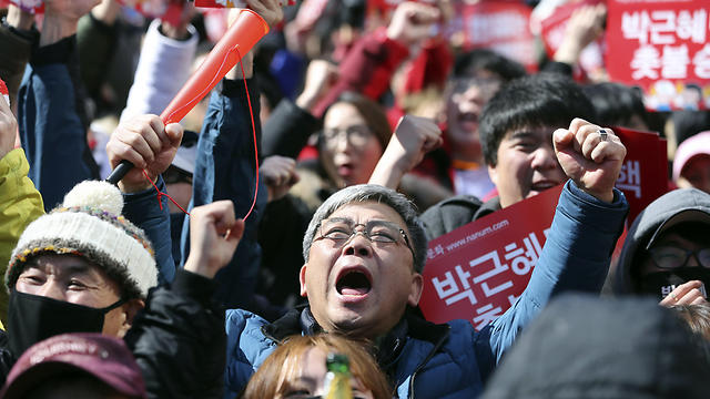 מפגינים בדרום קוריאה (צילום: AP) (צילום: AP)