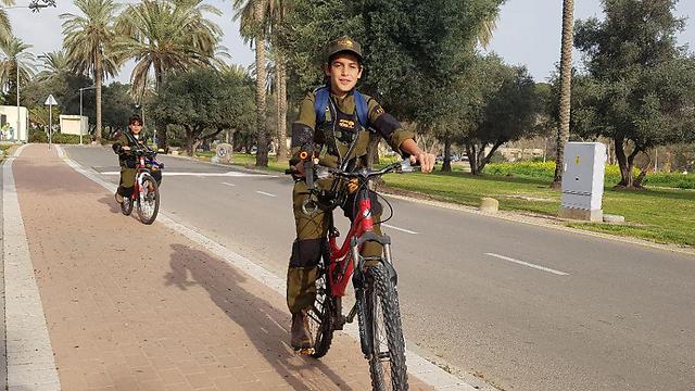 חיילים יצאו לדרך, באופניים: אור ויהל לוי (צילום: בראל אפרים) (צילום: בראל אפרים)