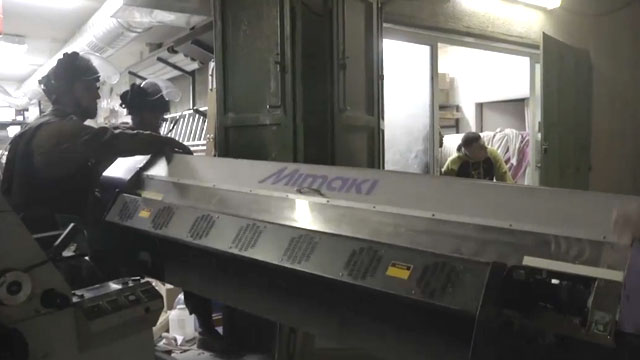 החרמת מכונת הדפוס שבה הודפסו כרוזים של חמאס (צילום: יואב זיתון) (צילום: יואב זיתון)