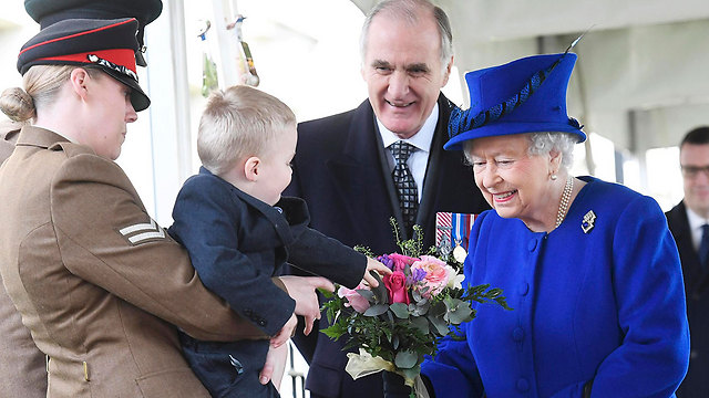 אך בסוף העניק למלכה זר פרחים (צילום: AP) (צילום: AP)