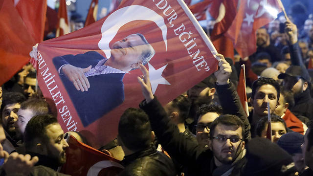 טורקים תומכי ארדואן מול הקונסוליה הטורקית ברוטרדם. העימות עם אנקרה שינה את הבחירות (צילום: רויטרס) (צילום: רויטרס)