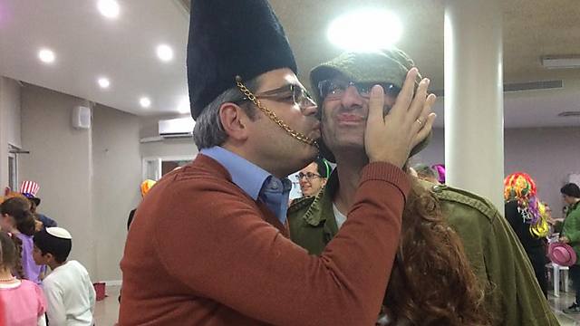 "אני אתחתן איתך": דניאל גולדמן, יו"ר ארגון "גשר", פגש בעזרת הגברים של בית הכנסת בבית שמש "חברה" ()