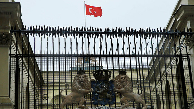 דגל טורקיה, היום בצהריים על גג הקונסוליה באיסטנבול (צילום: רויטרס) (צילום: רויטרס)