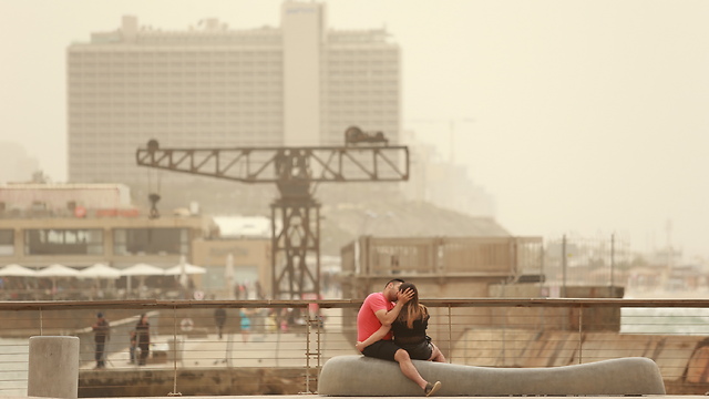 נשיקה בנמל תל אביב (צילום: ירון ברנר) (צילום: ירון ברנר)