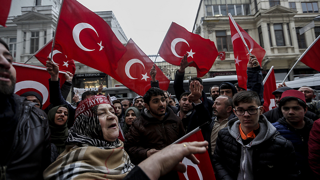 הפגנה מול הקונסוליה ההולנדית באיסטנבול (צילום: MCT) (צילום: MCT)