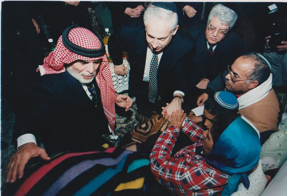 המלך חוסיין מנחם את משפחתה של סיון פתיחי ז"ל ב-1997 (צילום: אייל פישר) (צילום: אייל פישר)