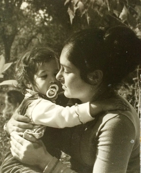 אגמון בילדותה, עם אמה, רינה צ'סקלה