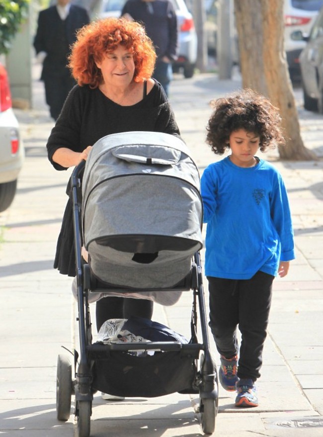ציפי ללא הפסקה. שביט עם הנכדים דניאל והתינוק אביב (צילום: מוטי לבטון) ציפי ללא הפסקה. שביט עם הנכדים דניאל והתינוק אביב (צילום: מוטי לבטון)