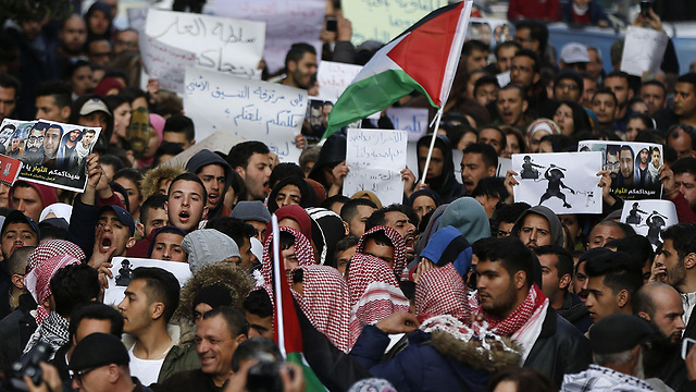 Protests against Abbas in Ramallah (Photo: AFP)