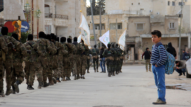 הבחירה האיומה - אסד או ארגונים איסלאמיסטיים מטורפים. מצעד של ג'ייש אל-פתח באידליב במהלך המלחמה (צילום: AFP) (צילום: AFP)