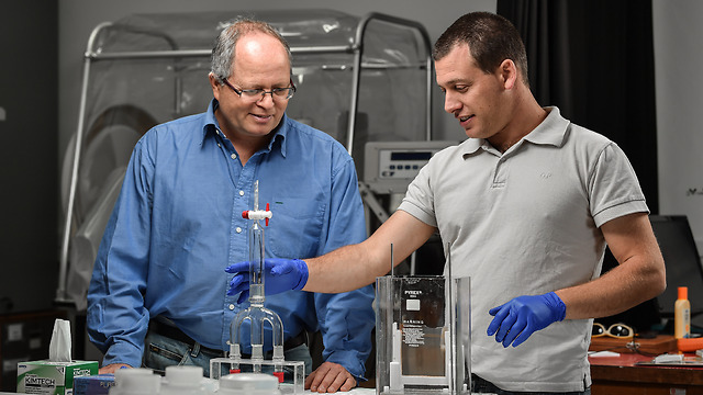 ד"ר חן דותן (מימין) ופרופ' אבנר רוטשילד במעבדה (צילום: ניצן זוהר, דוברות הטכניון) (צילום: ניצן זוהר, דוברות הטכניון)