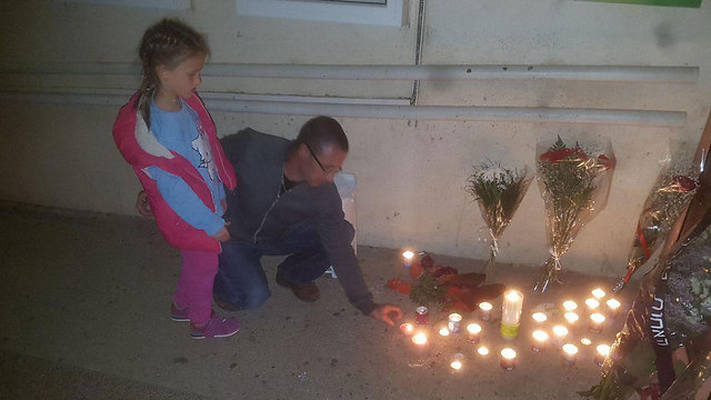 נרות שהונחו מחוץ למרפאה שבה אירע הרצח (צילום: אסף קמר) (צילום: אסף קמר)
