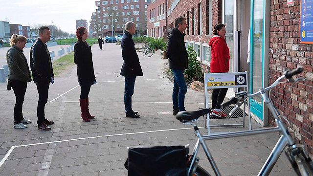 "לנער את השורות גם בהולנד". בתור לקלפי בהאג (צילום: AFP) (צילום: AFP)