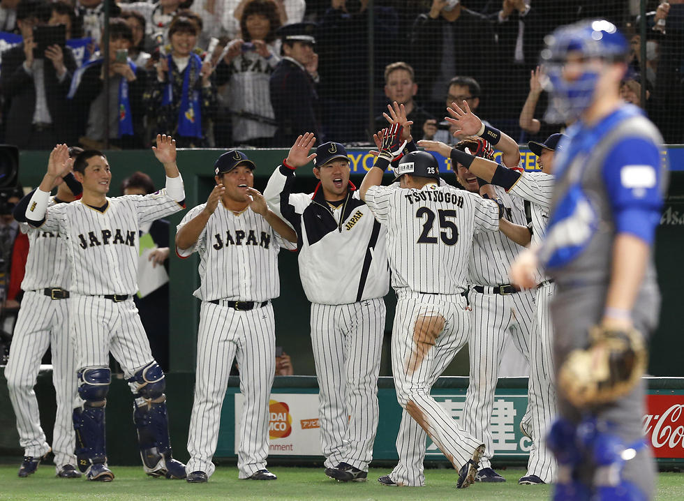 נבחרת יפן חוגגת (צילום: AP) (צילום: AP)