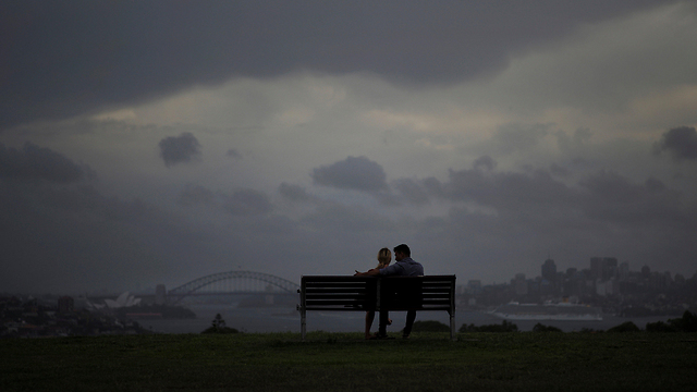 בני זוג צופים בסופת גשם בסידני, אוסטרליה (צילום: רויטרס) (צילום: רויטרס)