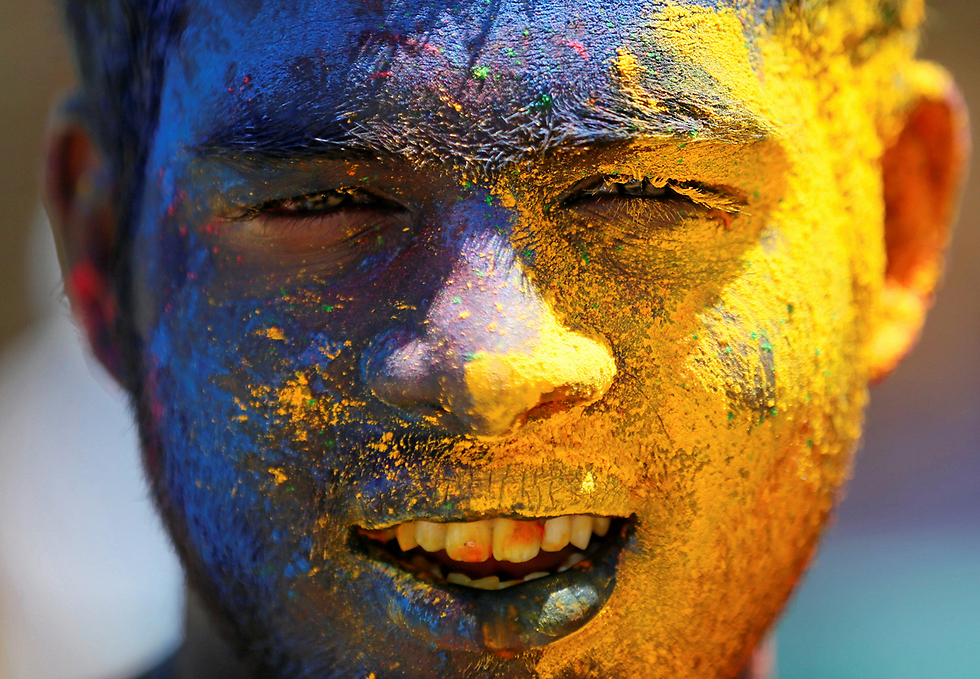 הודים תושבי סרי לנקה חוגגים את פסטיבל הולי הצבעוני בבירה קולומבו (צילום: רויטרס) (צילום: רויטרס)