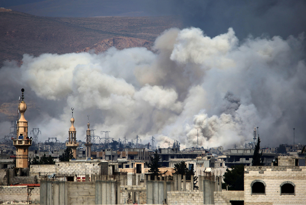 עשן גדול מיתמר מעל אזור מגורים בצפון דמשק, שנמצא בשליטת המורדים, שהופצץ על ידי כוחות משטר אסד (צילום: AFP) (צילום: AFP)