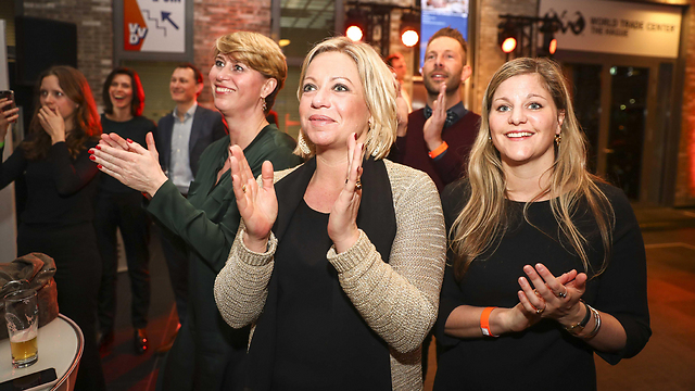 השמחה במפלגת השלטון ההולנדית לאחר פרסום התוצאות (צילום: EPA) (צילום: EPA)