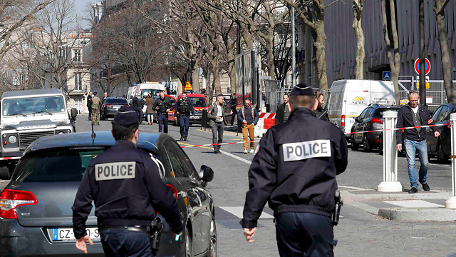 שוטרים בפריז. החקירה טרם הועברה ליחידה ללוחמה בטרור (צילום: רויטרס) (צילום: רויטרס)