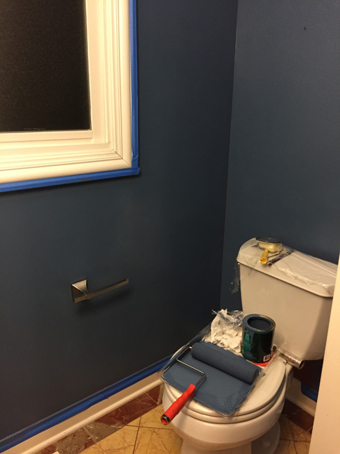 הקיר נצבע בכחול, שמצליח להשתלב עם רצפת השיש החומה (צילום: לי רותם)