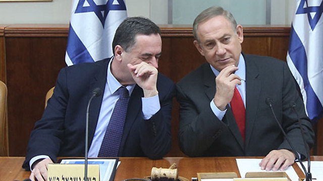 Prime Minister Benjamin Netanyahu and Transportation Minister Yisrael Katz, who represents the majority of Likud members on the election issue (Photo: Marc Israel Sellem)