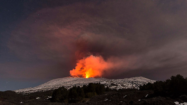 התפרצות אתנה. הר הגעש הפעיל והגבוה באירופה (צילום: AP) (צילום: AP)