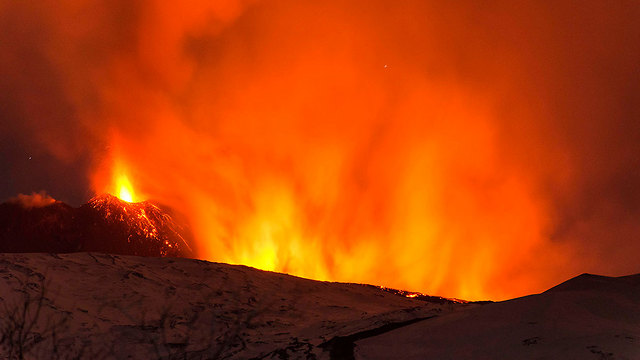 בפעם השלישית תוך שלושה שבועות: הר הגעש אתנה התפרץ (צילום: AP) (צילום: AP)