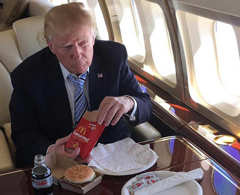 וככה זה נראה: טראמפ אוכל מקדונלדס באחת מטיסותיו לפני כחודש ()