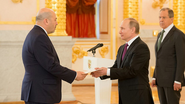 Ambassador Gary Koren presenting his credentials to Russian President Putin (Photo: Israel's Embassy in Russia)