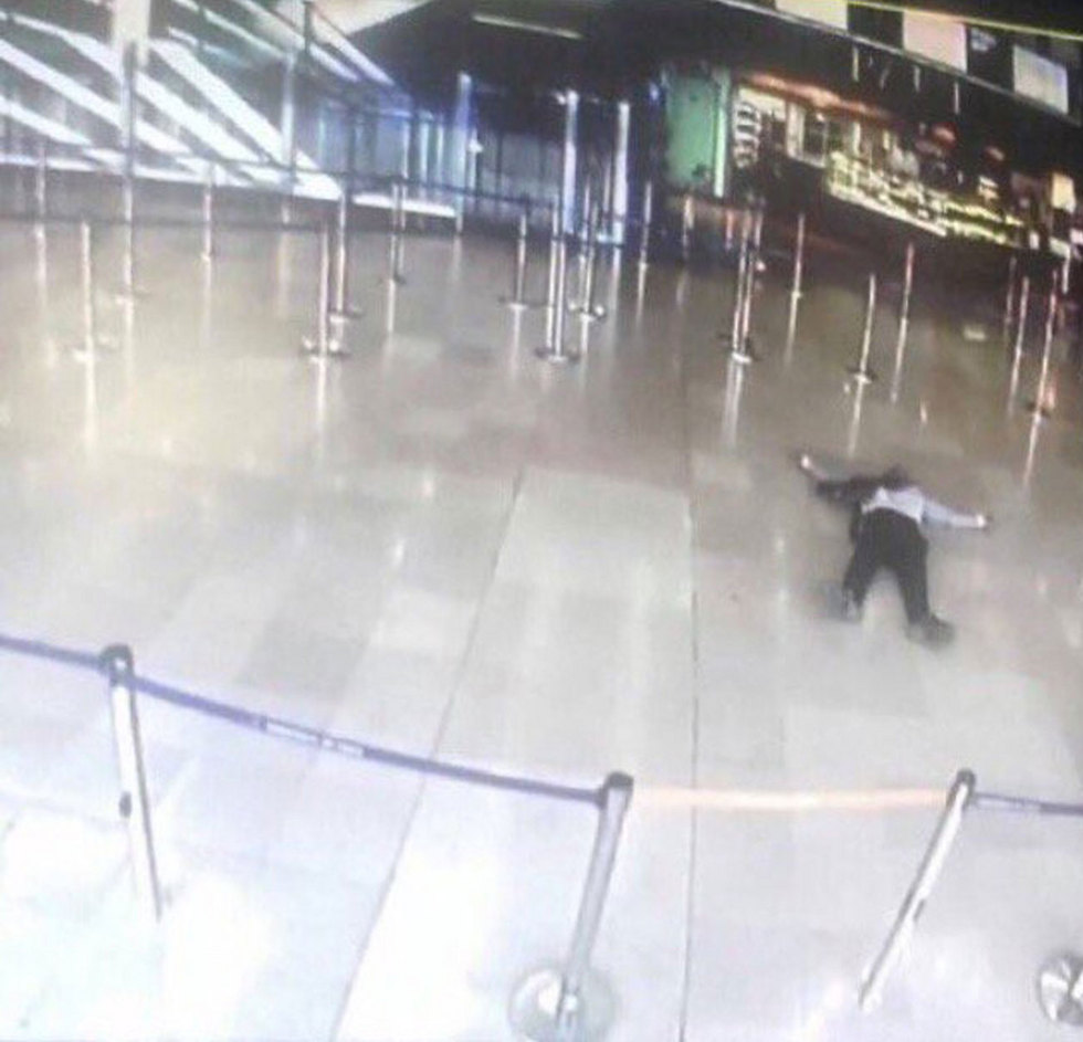 המחבל ההרוג על רצפת נמל התעופה ()
