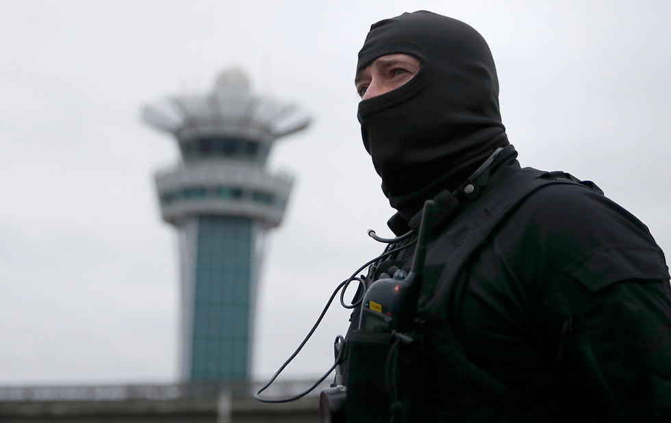 כוחות ביטחון הוזעקו לנמל התעופה בפריז  (צילום: רויטרס) (צילום: רויטרס)