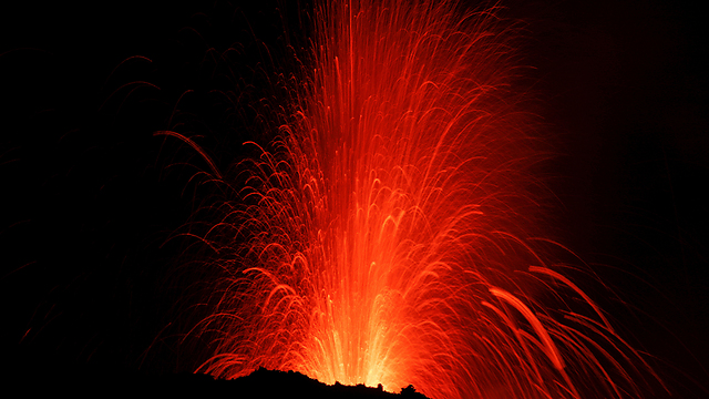 הר הגעש אתנה שבסיציליה, הר הגעש הגבוה והפעיל ביותר באירופה, התפרץ בפעם השלישית תוך שלושה שבועות (צילום: רויטרס) (צילום: רויטרס)