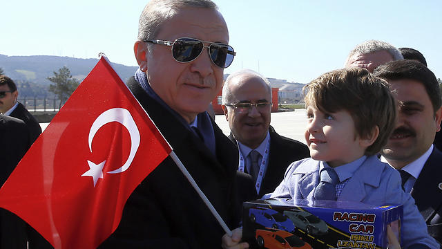 נשיא טורקיה ארדואן. בחודש הבא - משאל עם (צילום: AP) (צילום: AP)