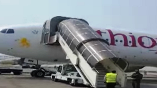 מטוס אתיופיאן איירליינס לאחר הנחיתה בלאהור ()