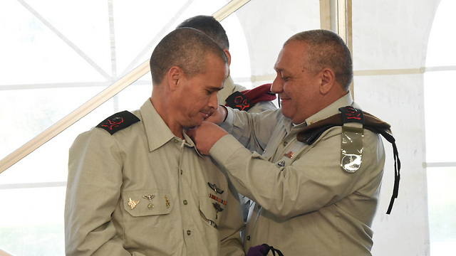 Eisenkot changes Strick's unit tag to Northern Command (Photo: Avihu Shapira) 