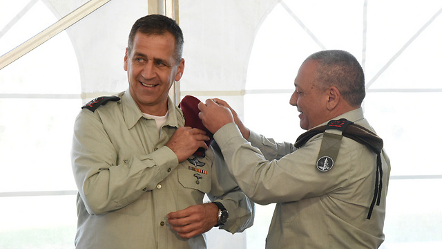 Major-General Aviv Kochavi (L) with IDF Chief of Staff Gadi Eisenkot (Photo: Avihu Shapira)