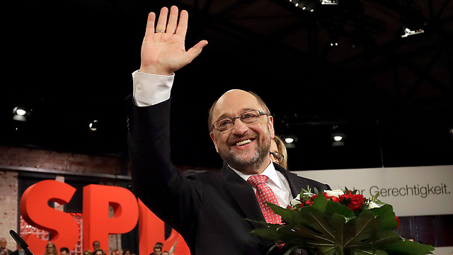 חייו הם סיפור הצלחה בפני עצמו, שמתאים ככפפה ליד לקהל היעד של המפלגה הסוציאל-דמוקרטית. שולץ מודה לתומכיו בברלין (צילום: AP) (צילום: AP)