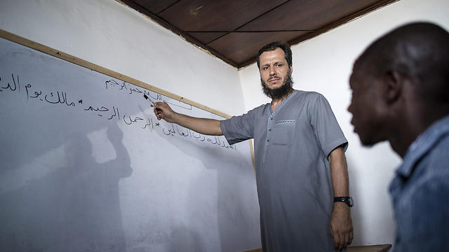 מלמד את המקומיים את הקוראן. עבדול ראני בנדנקי ותלמיד בגאנה (צילום: AP) (צילום: AP)
