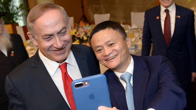 Netanyahu (L) with Alibaba Executive Chairperson Jack Ma during Netanyahu's visit to China (Photo: Him Tzach, GPO)