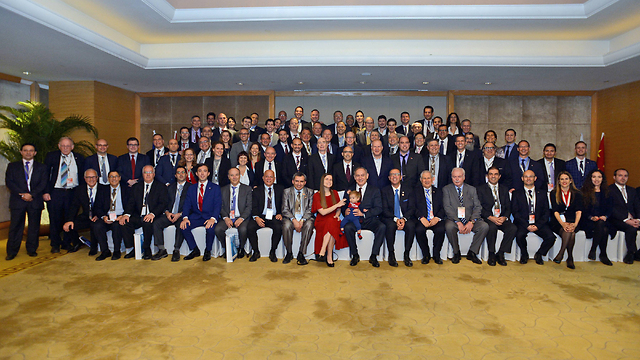 Netanyahu (Front, seventh from right) in a group photo with Israeli businesspeople during his visit to China (Photo: Haim Tzach, GPO)