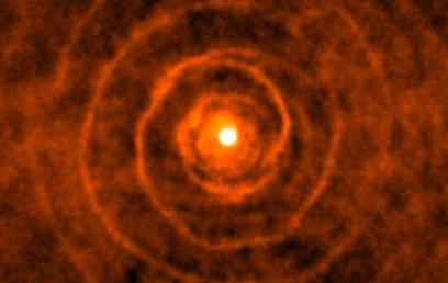 כך נראה הכוכב לפני 3,400 שנות אור (צילום:  Hyosun Kim/ALMA) (צילום:  Hyosun Kim/ALMA)
