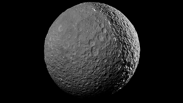הירח מימס של שבתאי (צילום: נאס"א) (צילום: נאס