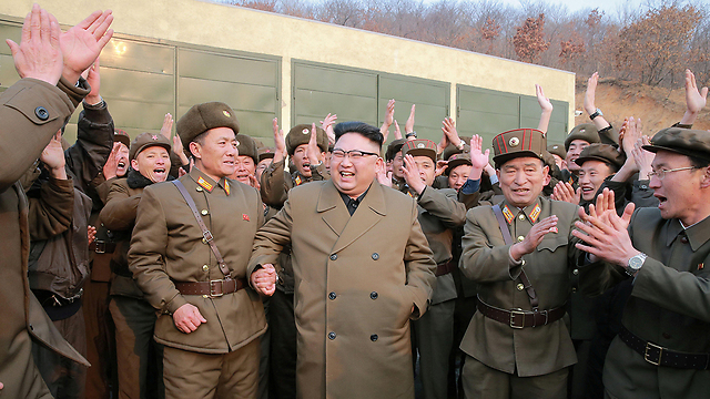 שליט צפון קוריאה עם קציני צבאו (צילום: רויטרס) (צילום: רויטרס)