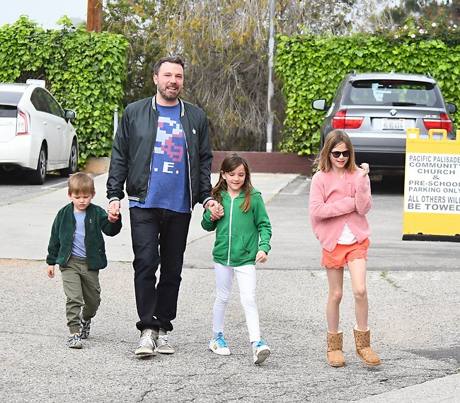 "אבל אבא, הבטחת לנו עוף לשבת!" (splashnews) "אבל אבא, הבטחת לנו עוף לשבת!" (splashnews)