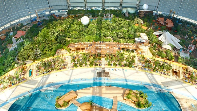 פארק המים הגדול בעולם. 6,000 אורחים בו זמנית ()
