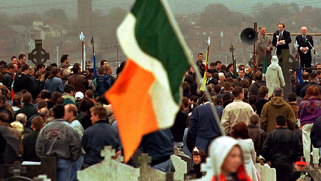 ארכיון: מקגינס נושא דברים מול קהל רפובליקנים ב-1995 (צילום: רויטרס) (צילום: רויטרס)