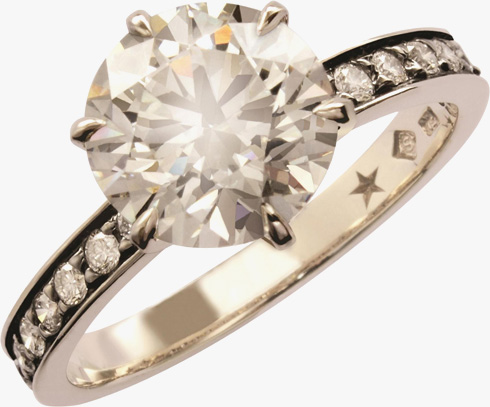 טבעת זהב לבן בשיבוץ ועיטור יהלומים. ה. שטרן (צילום: דיויד וילס)