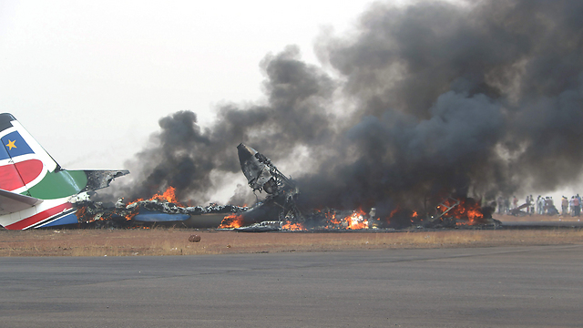 זירת ההתרסקות במסלול הנחיתה (צילום: AFP) (צילום: AFP)