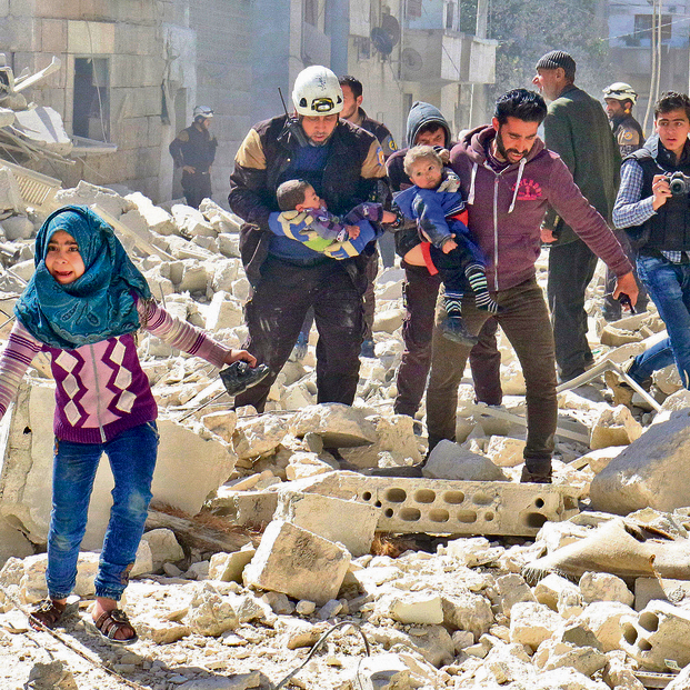 העולם נחרד מתמונות ההרס. פינוי אזרחים מההריסות בזירת הפצצות באידליב, סוריה